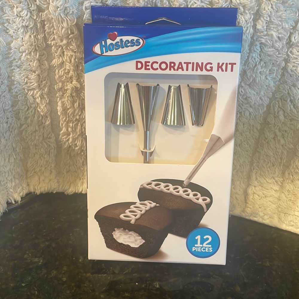 New in box HOSTESS DECORATING KIT 12 pieces